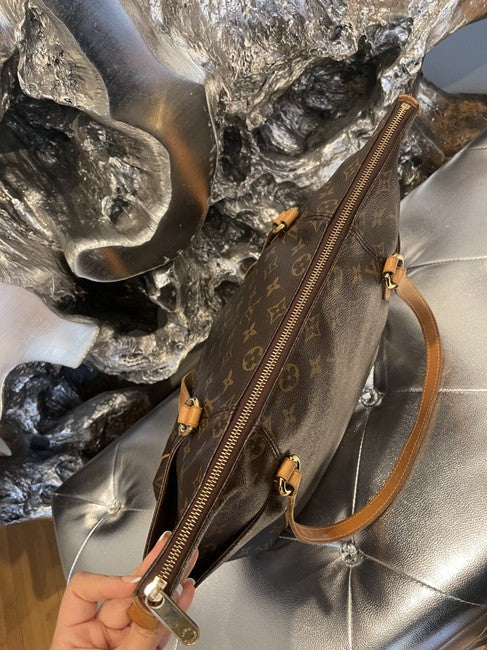 Totally Monogram Mm Brown Canvas Shoulder Bag