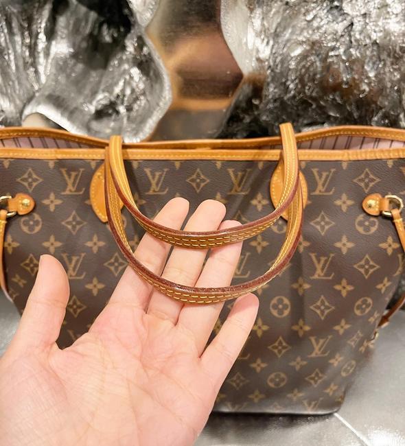 Louis Vuitton: This Neverfull MM Comes With A Shoulder Strap